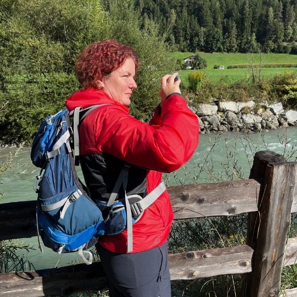 Eva Maria Wiesemann in der Natur als Begleiterin für Klarheit und Neuorientierung