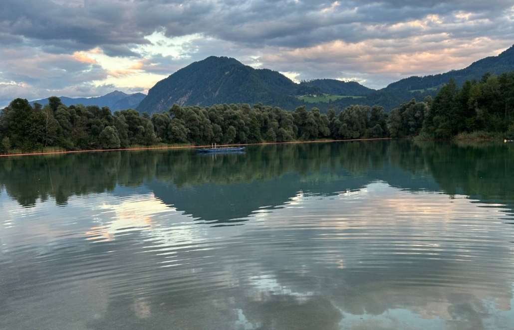 reflexionsraum-fuehrung-klarheit Ruhiger See mit Bergspiegelung als Symbol für Klarheit und strukturierte Gedanken im Coaching für Führungskräfte.
