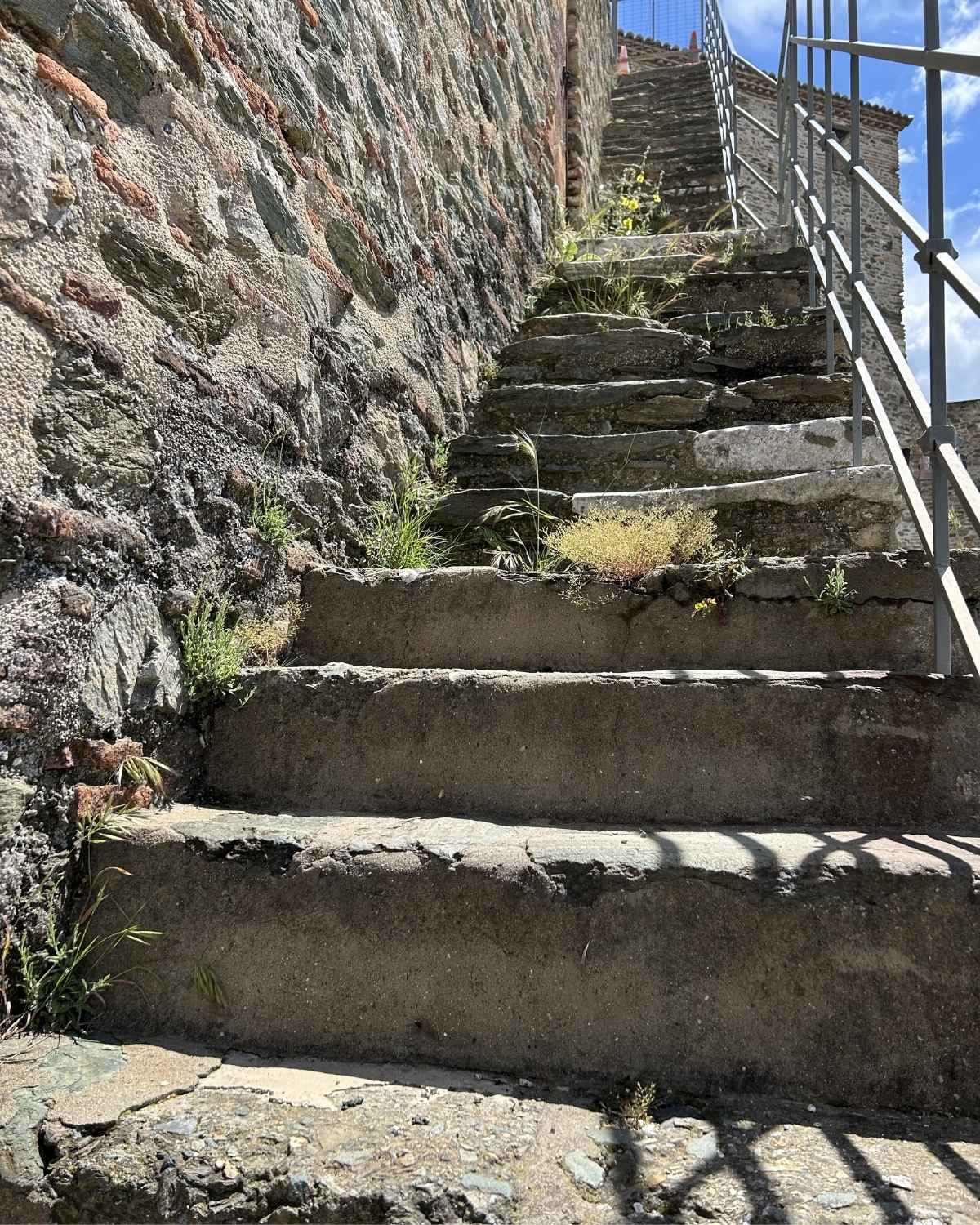 Alte Steinstufen führen nach oben – Sinnbild für Mut, Entwicklung und den eigenen Lebensweg.