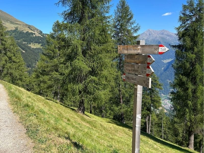 Wegweiser in den Bergen mit verschiedenen Richtungen