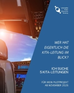 Cockpit eines Flugzeugs mit der Frage „Wer hat eigentlich die Kita-Leitung im Blick?“ und der Einladung zu einem Pilotprojekt für fünf Kita-Leitungen ab November 2026.